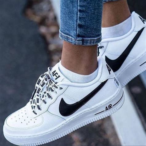 air force 1 mit silbernen nike zeichen|air force 1 Nike sneaker.